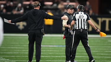 Diskussionen um Schiedsrichter-Entscheidungen in der NFL: Coach Kellen Moore beschwert sich bei einem Referee mit Flagge in der Hand - die Liga prüft aktuell, ob künftig auch Replay-Offizielle bei klaren Unsportlichkeiten eingreifen dürfen.