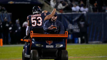 NFL, American Football Herren, USA NFC Wild Card Round-Green Bay Packers at Chicago Bears Jan 10, 2026; Chicago, IL, USA; Chicago Bears linebacker T.J. Edwards (53) waves to the crowd as he is carted off the field with an apparent injury during the first half of an NFC Wild Card Round game against the Green Bay Packers at Soldier Field. Chicago Soldier Field IL USA, EDITORIAL USE ONLY PUBLICATIONxINxGERxSUIxAUTxONLY Copyright: xDavidxBanksx 20260110_rtc_bb6_0098