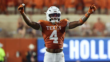 Texas Longhorns Defensive Back Jelani McDonald 4 feiert einen Spielzug.