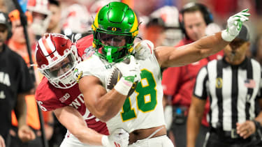 NCAA, College League, USA Football: Peach Bowl-Oregon vs Indiana Jan 9, 2026; Atlanta, GA, USA; Oregon Ducks tight end Kenyon Sadiq (18) runs against Indiana Hoosiers linebacker Isaiah Jones (46)during the first quarter of the 2025 Peach Bowl and semifinal game of the College Football Playoff at Mercedes-Benz Stadium. Atlanta Mercedes-Benz Stadium GA USA, EDITORIAL USE ONLY PUBLICATIONxINxGERxSUIxAUTxONLY Copyright: xDalexZaninex 20260109_ajw_sz2_050