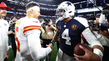 NFL, American Football Herren, USA Kansas City Chiefs at Dallas Cowboys Nov 27, 2025; Arlington, Texas, USA; Kansas City Chiefs quarterback Patrick Mahomes (15) and Dallas Cowboys quarterback Dak Prescott (4) greet each other after the game at AT&T Stadium. Arlington AT&T Stadium Texas USA, EDITORIAL USE ONLY PUBLICATIONxINxGERxSUIxAUTxONLY Copyright: xKevinxJairajx 20251127_rgo_aj6_207