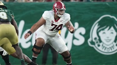 Offensive Lineman Kadyn Proctor von den Alabama Crimson Tide schützt den Quarterback im Spiel gegen die South Florida Bulls im Raymond James Stadium in Tampa