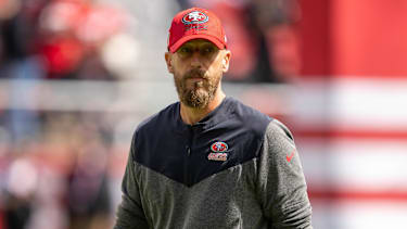 San Francisco 49ers Tight End Coach Brian Fleury trainiert die Tight Ends rund um George Kittle.