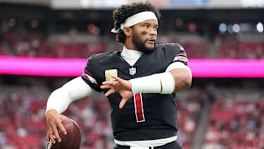 Arizona Cardinals Quarterback Kyler Murray (1) beim Aufwärmen vor dem Spiel gegen die Tennessee Titans im State Farm Stadium.