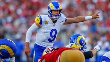 Quarterback Matthew Stafford 9 von den Los Angeles Rams ändert den Spielzug beim NFL-Spiel gegen die San Francisco 49ers im Levi s Stadium in Santa Clara, CA.