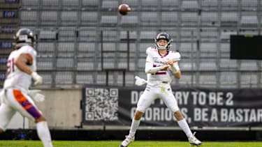 Quarterback Ethan Garbers wirft einen pass in der EFA für Frankfurt Galaxy.