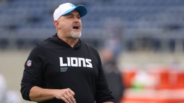 NFL, American Football Herren, USA Pro Football Hall of Fame Game-Los Angeles Chargers at Detroit Lions Jul 31, 2025; Canton, Ohio, USA; Detroit Lions offensive coordinator John Morton instructs before the game against the Los Angeles Chargers at Tom Benson Hall of Fame Stadium. Canton Tom Benson Hall of Fame Stadium Ohio USA, EDITORIAL USE ONLY PUBLICATIONxINxGERxSUIxAUTxONLY Copyright: xCharlesxLeClairex 20250731_szo_al8_0324