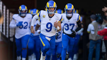 Quarterback Matthew Stafford (9) von den Los Angeles Rams läuft vor Beginn des ersten Viertels gegen die San Francisco 49ers im Levi’s Stadium aus dem Spielertunnel.
