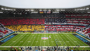 roße Choreografie mit den Flaggen Deutschlands und der USA beim NFL Munich Game 2024 in der Allianz Arena in München (NFL, American Football, Deutschland)