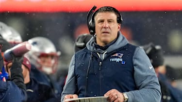 Head Coach der Patriots Mike Vrabel an der Seitenlinie während eines Spiels.