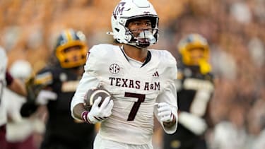 Texas A&amp;M Aggies Wide Receiver KC Concepcion (#7) läuft für einen Touchdown in der zweiten Halbzeit gegen die Missouri Tigers im Faurot Field at Memorial Stadium in Columbia, Missouri