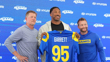 Myles Garrett bei seiner Präsentation als Neuzugang der Los Angeles Rams nach seinem Trade von den Cleveland Browns