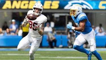 Arizona Cardinals Tight End Trey McBride (85) fängt einen Pass gegen die los Angeles Chargers.
