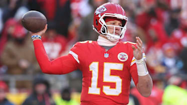Kansas City Chiefs Quarterback Patrick Mahomes (15) wirft einen Pass beim Spiel gegen die Los Angeles Chargers im Arrowhead Stadium in Kansas City, MO.