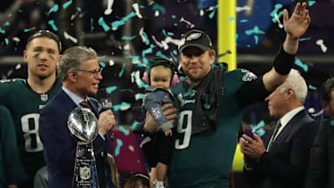 Philadelphia Eagles Quarterback Nick Foles (9) feiert den Sieg im Super Bowl LII. Foles wurde zum MVP des Spiels gekürt und hat neben sich die Vince Lombardi Trophy stehen.