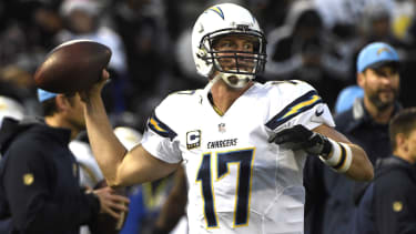 NFL, American Football Herren, USA San Diego Chargers at Oakland Raiders December 24, 2015; Oakland, CA, USA; San Diego Chargers quarterback Philip Rivers (17) warms up before the game against the Oakland Raiders at O.co Coliseum. Oakland O.co Coliseum CA USA, EDITORIAL USE ONLY PUBLICATIONxINxGERxSUIxAUTxONLY Copyright: xKylexTeradax 9016018