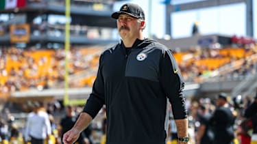 September 14, 2025, Pittsburgh, Pennsylvania, USA: Pittsburgh Steelers offensive coordinator ARTHUR SMITH before the NFL, American Football Herren, USA football game between the Pittsburgh Steelers and the Seattle Seahawks in Pittsburgh, Pennsylvania. Pittsburgh USA - ZUMAg257 20250914_zsp_g257_059 Copyright: xBrentxGudenschwagerx