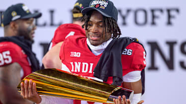 Defensive Back D’Angelo Ponds von den Indiana Hoosiers jubelt mit der Trophäe nach dem Sieg im College Football Playoff National Championship Game gegen die Miami Hurricanes im Hard Rock Stadium