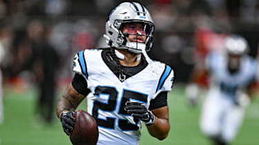 Running Back Jonathon Brooks (25) von den Carolina Panthers beim Aufwärmen vor dem NFL-Spiel gegen die Atlanta Falcons am 20. September 2026 im Mercedes-Benz Stadium in Atlanta.
