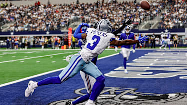 Dallas Cowboys Wide Receiver George Pickens (3) kurz vor einem Catch beim Spiel der Dallas Cowboys gegen die New York Giants im AT&amp;T Stadium in Arlington, Texas.