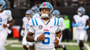 Ole Miss Rebels Quarterback Trinidad Chambliss (6) läuft vor dem College-Football-Spiel gegen die Vanderbilt Commodores im FirstBank Stadium über das Spielfeld.