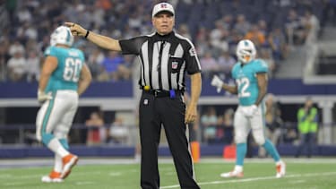 NFL-Schiedsrichter Walt Anderson bei einem Preseason Game der Miami Dolphins gegen die Dallas Cowboys auf dem Platz.