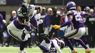 Die Vikings Defense tackled einen Ravens Spieler