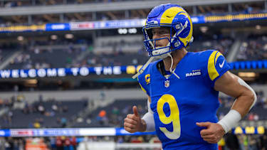Los Angeles Rams Quarterback Matthew Stafford läuft auf Spielfeld bei einem NFL-Spiel.