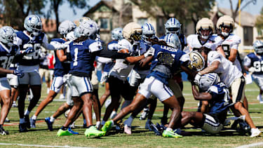 Spieler der Dallas Cowboys und der New Orleans Saints bei einer Auseinandersetzung beim gemeinsamen Training.