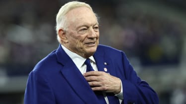 NFL, American Football Herren, USA Minnesota Vikings at Dallas Cowboys Dec 14, 2025; Arlington, Texas, USA; Dallas Cowboys owner Jerry Jones before a game against the Minnesota Vikings at AT&T Stadium. Arlington AT&T Stadium Texas USA, EDITORIAL USE ONLY PUBLICATIONxINxGERxSUIxAUTxONLY Copyright: xKevinxJairajx 20251214_jhp_aj6_0025