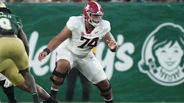 Alabama Crimson Tide Offensive Lineman Kadyn Proctor (74) schützt den Quarterback während des Spiels zwischen Alabama und den South Florida Bulls im Raymond James Stadium in Tampa, Florida.