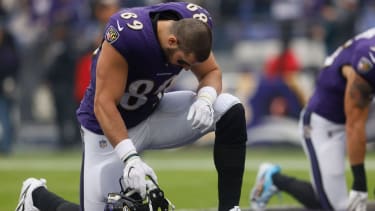 November 23, 2025: Baltimore Ravens tight end Mark Andrews (89) in prayer before a game against the New York Jets at M&T Bank Stadium in Baltimore, MD. Photo Mike Buscher Cal Media. Baltimore USA - ZUMAc04_ 20251123_zma_c04_439 Copyright: xMikexBuscher CalxSportxMediax