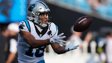 Carolina Panthers Wide Receiver Jalen Coker fängt einen Ball während des Warm ups vor einem Spiel gegen die Pittsburgh Steelers.