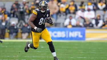 Darnell Washington 80 von den Pittsburgh Steelers im NFL-Spiel gegen die Cincinnati Bengals im Acrisure Stadium in Pittsburgh PA.