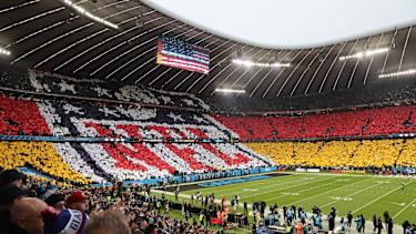 Deutsche Fans mit einer Choreographie zu Spielbeginn vor der Partie New York Giants gegen Carolina Panthersin der Allianz Arena.