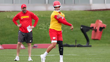 Quarterback Patrick Mahomes wirft einen Pass während der OTAs der Kansas City Chiefs.