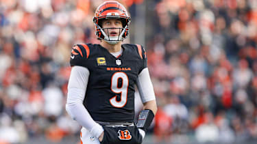 Quarterback der Cincinnati Bengals Joe Burrow bei einem Spiel gegen die Cleveland Browns auf dem Feld.