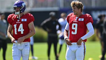 NFL, American Football Herren, USA Minnesota Vikings Training Camp Aug 2, 2024; Eagan, MN, USA; Minnesota Vikings quarterback J.J. McCarthy (9) and quarterback Sam Darnold (14) warm up during practice at Vikings training camp in Eagan, MN. ENTER CITY MN USA, EDITORIAL USE ONLY PUBLICATIONxINxGERxSUIxAUTxONLY Copyright: xJeffreyxBeckerx 20240802_sjb_bc9_041