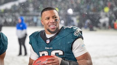 Saquon Barkley in Eagles-Uniform im Schnee