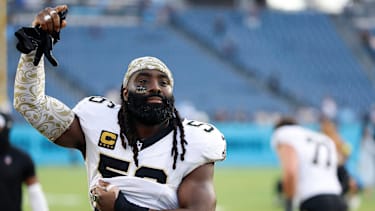 Linebacker Demario Davis winkt den Fans nach einem Spiel der New Orleans Saints gegen die Tennessee Titans.