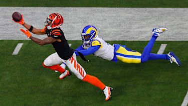 Ja’Marr Chase von den Cincinnati Bengals fängt im ersten Viertel von Super Bowl LVI einen Pass vor Rams-Cornerback Jalen Ramsey im SoFi Stadium.