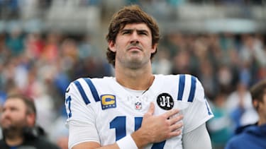 Indianapolis Colts Quarterback Daniel Jones (17)bei der National Anthem vor dem Spiel gegen die Jacksonville Jaguars im EverBank Stadium.