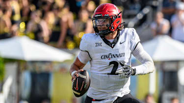 Quarterback Brendan Sorsby auf dem Feld für die Cincinnati Bearcats.