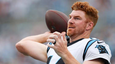Quarterback hinter Bryce Young Andy Dalton wärmt sich auf vor einem SPiel der Carolina Panthers gegen die Miami Dolphins.