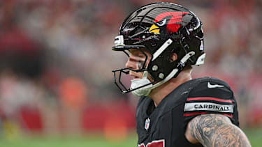 Tight End Trey McBride auf dem Feld während eines Spiels der Arizona Cardinals gegen die Tennessee Titans.
