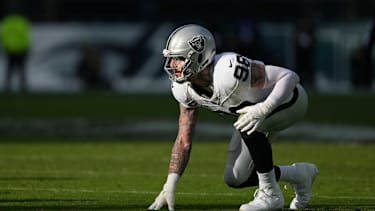 Las Vegas Raiders Defensive End Maxx Crosby (#98) setzt im NFL-Spiel gegen die Philadelphia Eagles im Lincoln Financial Field in Philadelphia, Pennsylvania, zum Pass Rush an