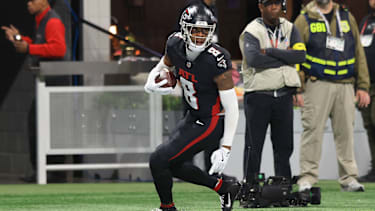 NFL-Tight-End Kyle Pitts von den Atlanta Falcons läuft mit dem Ball im Mercedes-Benz Stadium in Atlanta. Er ist ein Kandidat für einen der beiden franchise Tags.