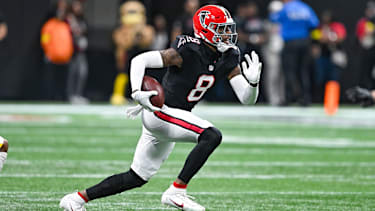 Atlanta Falcons Tight End Kyle Pitts Sr. (8) läuft nach einem Catch gegen die Los Angeles Rams in Richtung Endzone.
