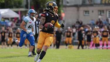 Munich Cowboys Wide Receiver Gabriel Boccella läuft mit dem Ball in der Hand.