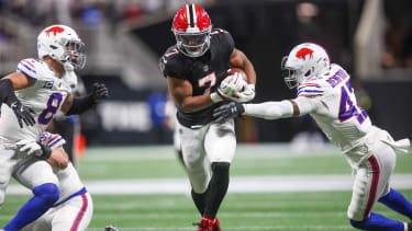 NFL, American Football Herren, USA Buffalo Bills at Atlanta Falcons Oct 13, 2025; Atlanta, Georgia, USA; Atlanta Falcons running back Bijan Robinson (7) carries the ball as Buffalo Bills cornerback Christian Benford (47) attempts to make the tackle during the first half of a game at Mercedes-Benz Stadium. Atlanta Mercedes-Benz Stadium Georgia USA, EDITORIAL USE ONLY PUBLICATIONxINxGERxSUIxAUTxONLY Copyright: xBrettxDavisx 20251013_rtc_ad1_0152